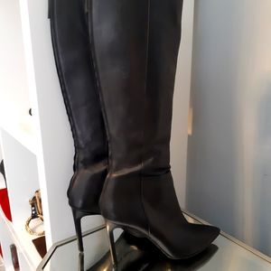 Hugo Boss very elegant high heels boots in great condition